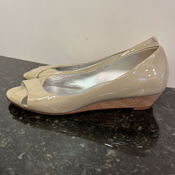 Cole Haan Women’s Tan Patent  Melina Criss Cross Open Toe Cork Wedge . Size 8B - Picture 3 of 8